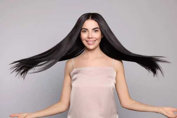 Портрет Красивої Молодої Жінки Здоровим Міцним Волоссям Світло Сірому Фоні — стокове фото