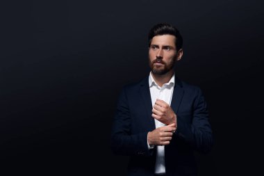 Siyah arka plana bakan yakışıklı sakallı adamın portresi. Metin için boşluk