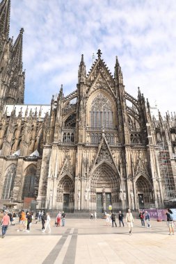 Köln, Almanya - 28 Ağustos 2022: Şehir caddesindeki güzel eski gotik katedral
