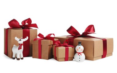 Beyaz arka planda hediye kutuları ve Noel dekoru