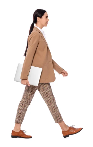 Bilgisayarlı Genç Bir Kadını Beyaz Arka Planda Yürüyor — Stok fotoğraf