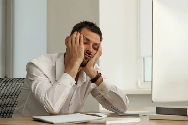 Homem Sonolento Roncando Local Trabalho Escritório — Fotografia de Stock