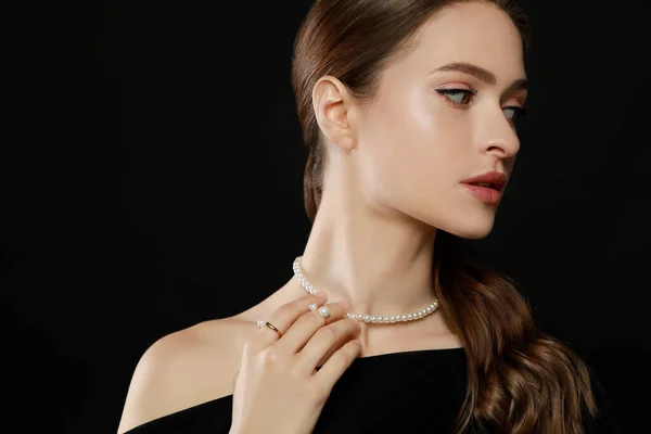 Ung Kvinna Bär Elegant Pärla Smycken Svart Bakgrund Utrymme För — Stockfoto