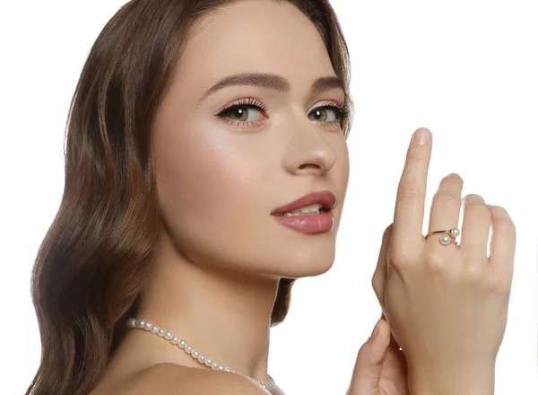 Jeune Femme Avec Des Bijoux Perles Élégantes Sur Fond Blanc — Photo