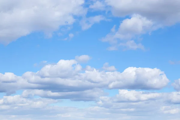 Pintoresca Vista Hermosas Nubes Esponjosas Cielo Azul Claro — Foto de Stock