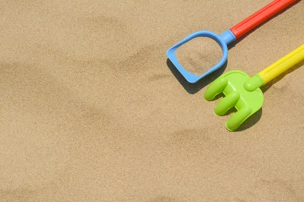 Plastik Kürek Kumda Tırmık Yazı Için Yer Plaj Oyuncakları — Stok fotoğraf