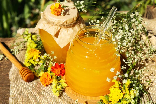 Köstlicher Frischer Honig Und Schöne Blumen Auf Dem Holztisch — Stockfoto