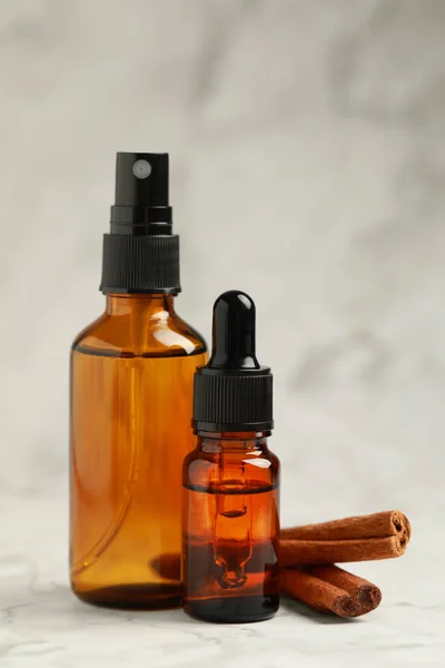 Flessen Van Biologische Cosmetische Producten Kaneelstokjes Grijze Gemarmerde Achtergrond — Stockfoto