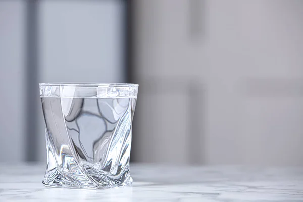 Gelas Air Bersih Pada Meja Marmer Putih Dalam Ruangan Ruang — Stok Foto