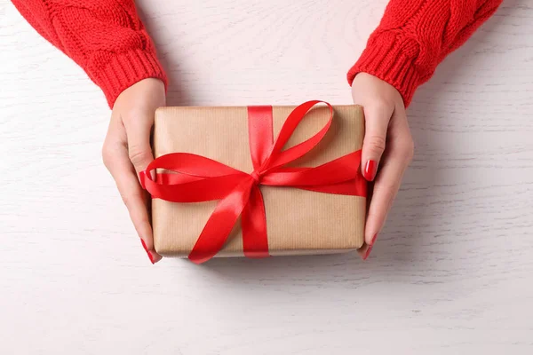 Kerstcadeau Vrouw Met Geschenkdoos Aan Witte Houten Tafel Bovenaanzicht — Stockfoto