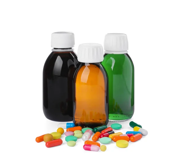 Flessen Siropen Met Pillen Witte Achtergrond Hoest Verkoudheid Geneeskunde — Stockfoto