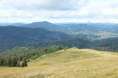 Dağ manzarası ve bulutlu gökyüzü.