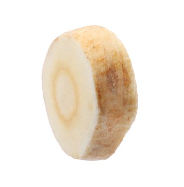 Bir parça taze yaban havucu beyaza izole edilmiş.