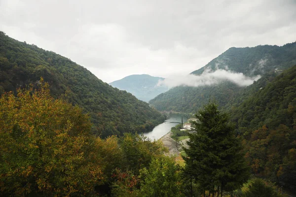 Γραφική Θέα Του Όμορφου Ποταμού Στα Βουνά — Φωτογραφία Αρχείου