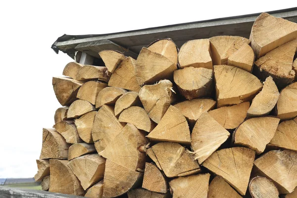 Haufen Gehäckseltes Brennholz Unter Dach Freien — Stockfoto