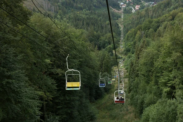 Dağ Köyünde Kayak Yeşil Ağaçlar — Stok fotoğraf