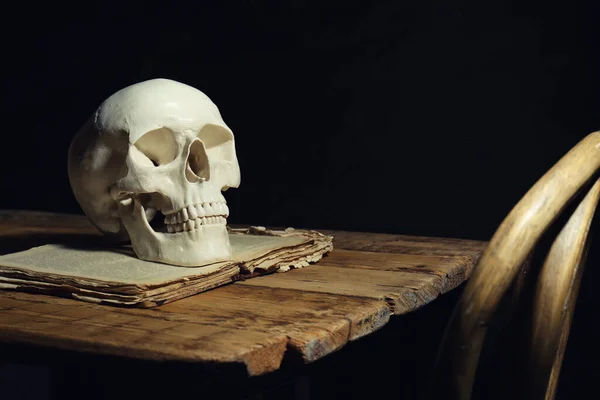 Crânio Humano Livro Velho Sobre Mesa Madeira Contra Fundo Preto — Fotografia de Stock