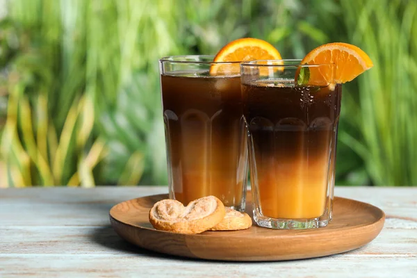 Lekker Verfrissend Drankje Met Koffie Sinaasappelsap Witte Houten Tafel Tegen — Stockfoto