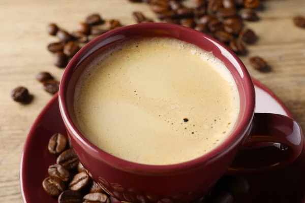 Tasse Heißen Aromatischen Kaffee Und Geröstete Bohnen Auf Holztisch Nahaufnahme — Stockfoto