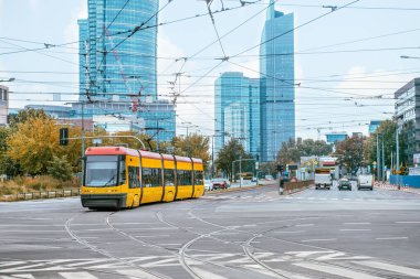 Şehir caddesindeki modern tramvay. Toplu taşıma