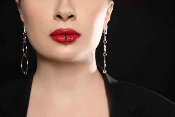 Jonge Vrouw Met Lip Piercing Zwarte Achtergrond Close — Stockfoto