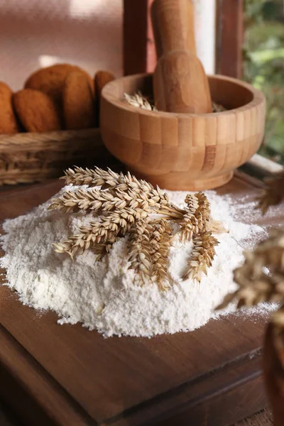 木製のテーブルの上の小麦粉とスパイクの山屋内 — ストック写真