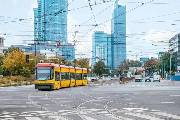 城市街道上的现代有轨电车 公共交通 — 图库照片