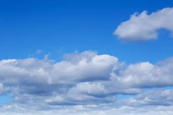 Живописное Голубое Небо Белыми Облаками Солнечный День — стоковое фото
