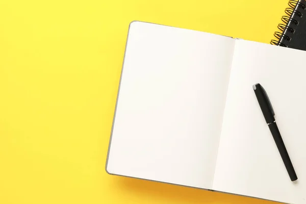 Notebooks Pen Gele Achtergrond Bovenaanzicht Ruimte Voor Tekst — Stockfoto