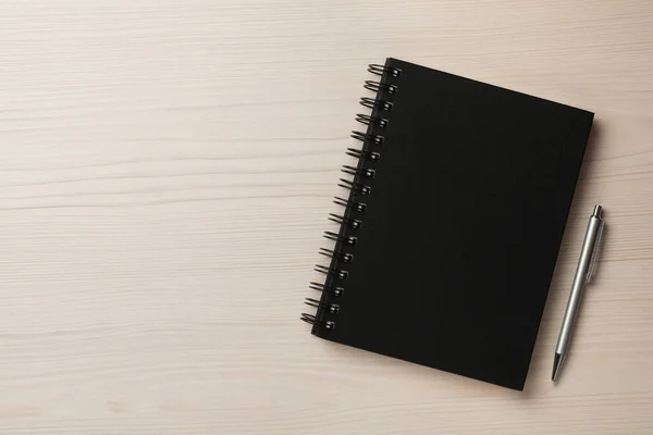 Cuaderno Bolígrafo Sobre Mesa Madera Blanca Plano Espacio Para Texto —  Fotos de Stock