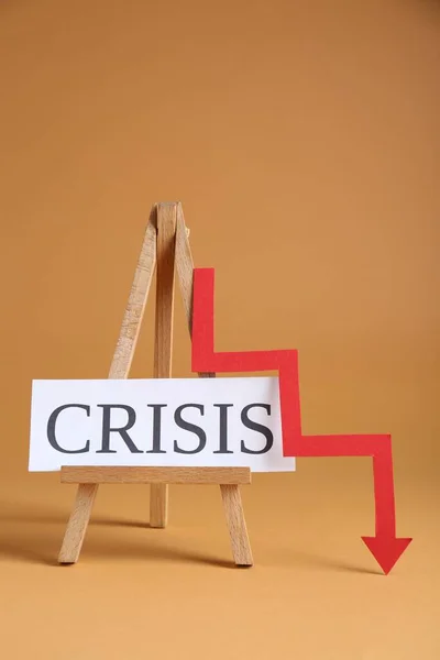 Állvány Szó Krízis Csökkenő Piros Nyíl Barna Háttér — Stock Fotó
