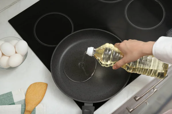 Woman Pouring Cooking Oil Bottle Frying Pan Kitchen Top View — Stock Photo, Image