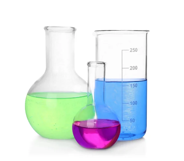不同的实验室玻璃器皿 白色背景的液体色彩艳丽 — 图库照片