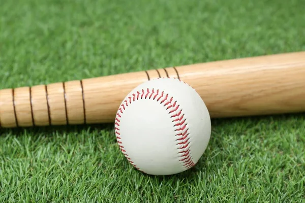 Dřevěná Baseballová Pálka Míč Zelené Trávě Detailní Záběr Sportovní Vybavení — Stock fotografie