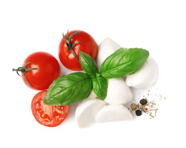 Beyaz arka planda domates ve fesleğen yapraklı lezzetli mozzarella.