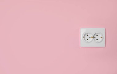 Pembe duvarda çift güç prizi, mesaj için boşluk. Elektrik arzı