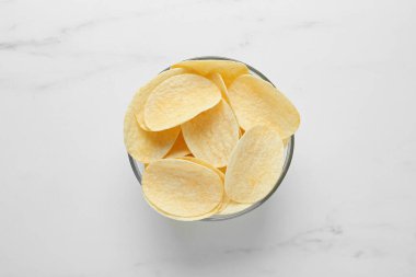 Lezzetli patates cipsli kase beyaz mermer masa, üst manzara