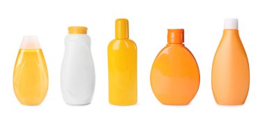 Beyaz arka planda farklı şampuan şişeleriyle ayarlanmış. Pankart tasarımı