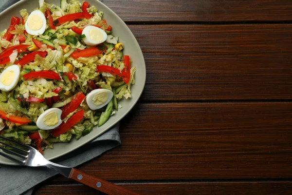 Köstlicher Salat Mit Chinakohl Und Wachteleiern Serviert Auf Einem Holztisch — Stockfoto