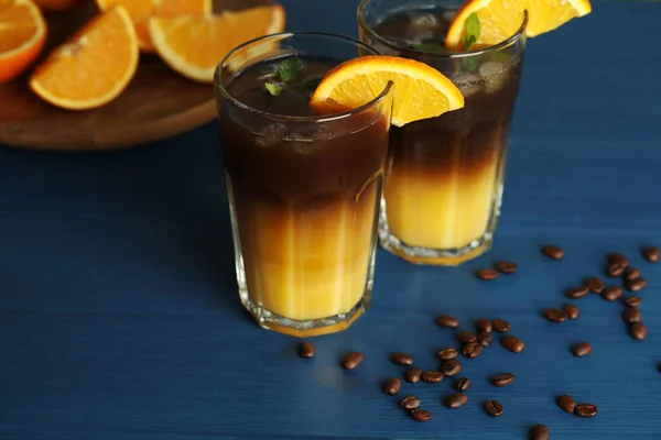Вкусный Освежающий Напиток Кофе Апельсиновым Соком Голубом Деревянном Столе — стоковое фото