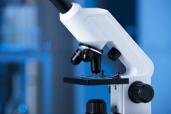 Bulanık Arka Plana Karşı Modern Tıbbi Mikroskop Yakın Plan — Stok fotoğraf