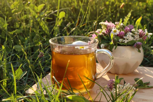Kupa Aromás Gyógynövény Tea Kerámia Habarcs Különböző Vadvirágok Zöld Szabadban — Stock Fotó