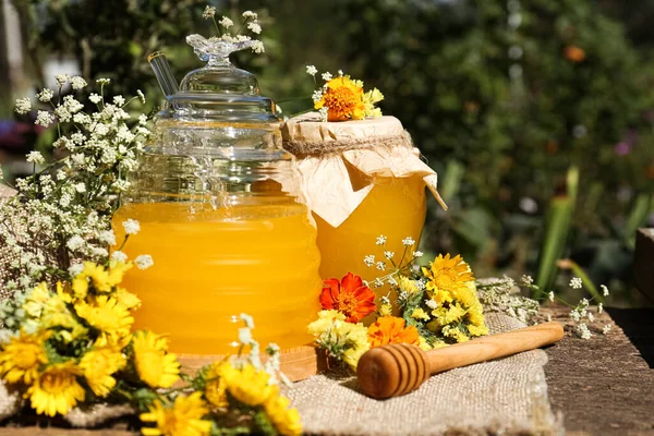 Läcker Färsk Honung Och Vackra Blommor Träbord Trädgården — Stockfoto