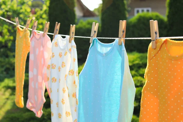 Schone Baby Rompertjes Hangend Aan Waslijn Tuin Droogkleding — Stockfoto