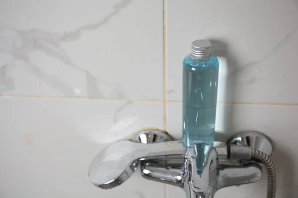 Eine Flasche Duschgel Wasserhahn Badezimmer Raum Für Text — Stockfoto