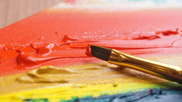 Escova Paleta Artista Com Tintas Coloridas Misturadas Close — Fotografia de Stock