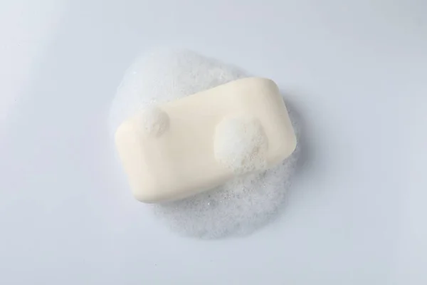 Tvål Med Fluffigt Skum Vit Bakgrund Ovanifrån — Stockfoto