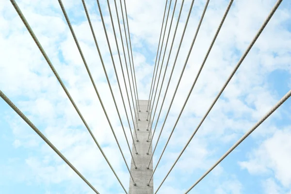 Piękny Nowoczesny Most Przed Błękitnym Zachmurzonym Niebem Niski Kąt Widzenia — Zdjęcie stockowe