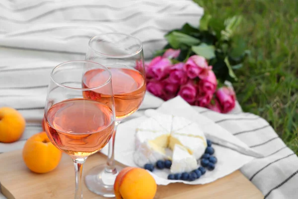 Glasses Delicious Rose Wine Flowers Food Picnic Blanket Outdoors — 스톡 사진