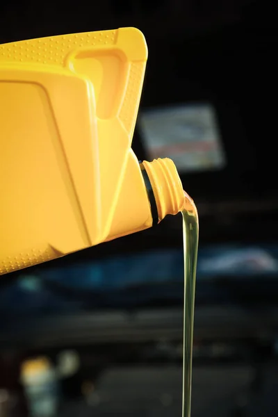 Pouring Motor Oil Yellow Container Blurred Background Closeup — Stock Photo, Image
